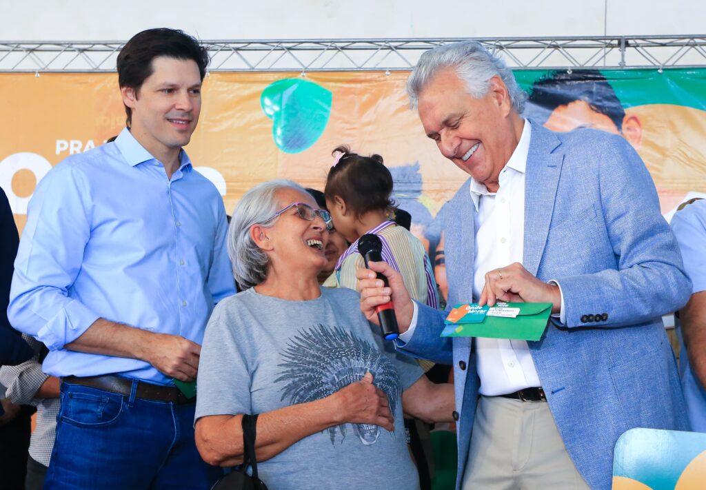 Caiado entrega 1.452 cartões do Aluguel Social em Aparecida de Goiânia