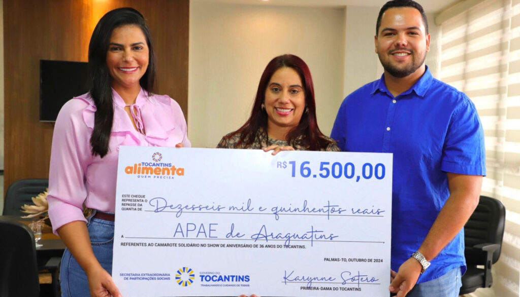 Primeira-dama Karynne Sotero formaliza a entrega do valor arrecadado nos shows de aniversário do Tocantins às APAEs