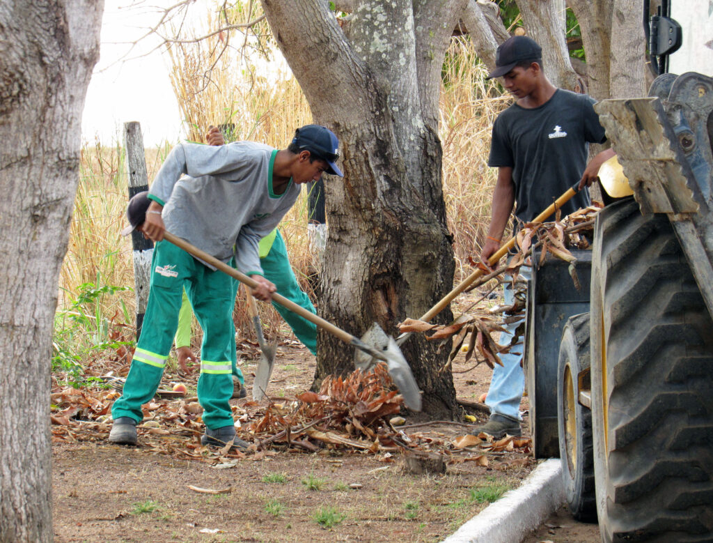 Prefeitura de Cariri do Tocantins intensifica serviços de limpeza em ruas e avenidas da cidade