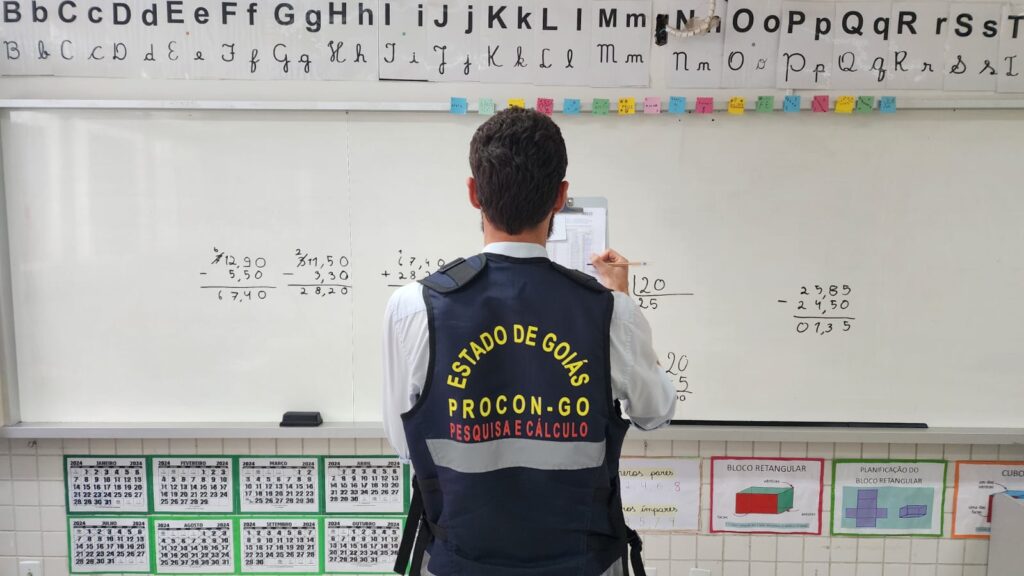 Procon encontra variação de até 162% em mensalidades nas escolas de Goiânia