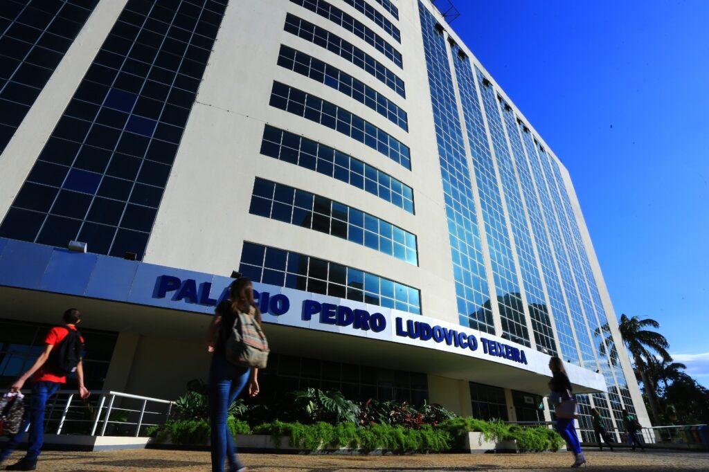 Governador sanciona reajustes e reestruturação de carreiras no valor de R$ 1,1 bilhão Governador sanciona reajustes e reestruturação de carreiras no valor de R$ 1,1 bilhão