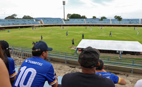 Em Palmas, governador Wanderlei Barbosa prestigia partida do Campeonato Tocantinense no Estádio Nilton Santos
