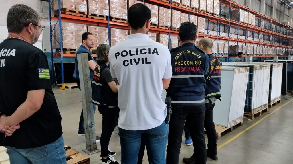 Mais de 5 mil placas solares com registro suspenso são apreendidas em Aparecida Mais de 5 mil placas solares com registro suspenso são apreendidas em Aparecida