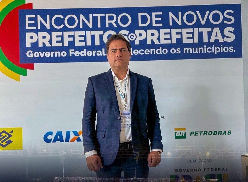 Prefeito Rodrigo Tavares participa de evento em Brasília em busca de desenvolvimento para Nova Crixás Prefeito Rodrigo Tavares participa de evento em Brasília em busca de desenvolvimento para Nova Crixás