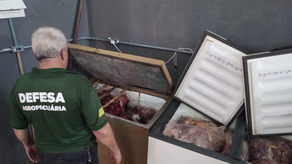 Agrodefesa, Polícia Civil e PM fecham fábrica clandestina de produtos cárneos em Anápolis Agrodefesa, Polícia Civil e PM fecham fábrica clandestina de produtos cárneos em Anápolis