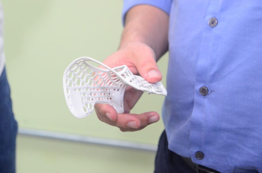 Escola do Futuro produz próteses e órteses de baixo custo