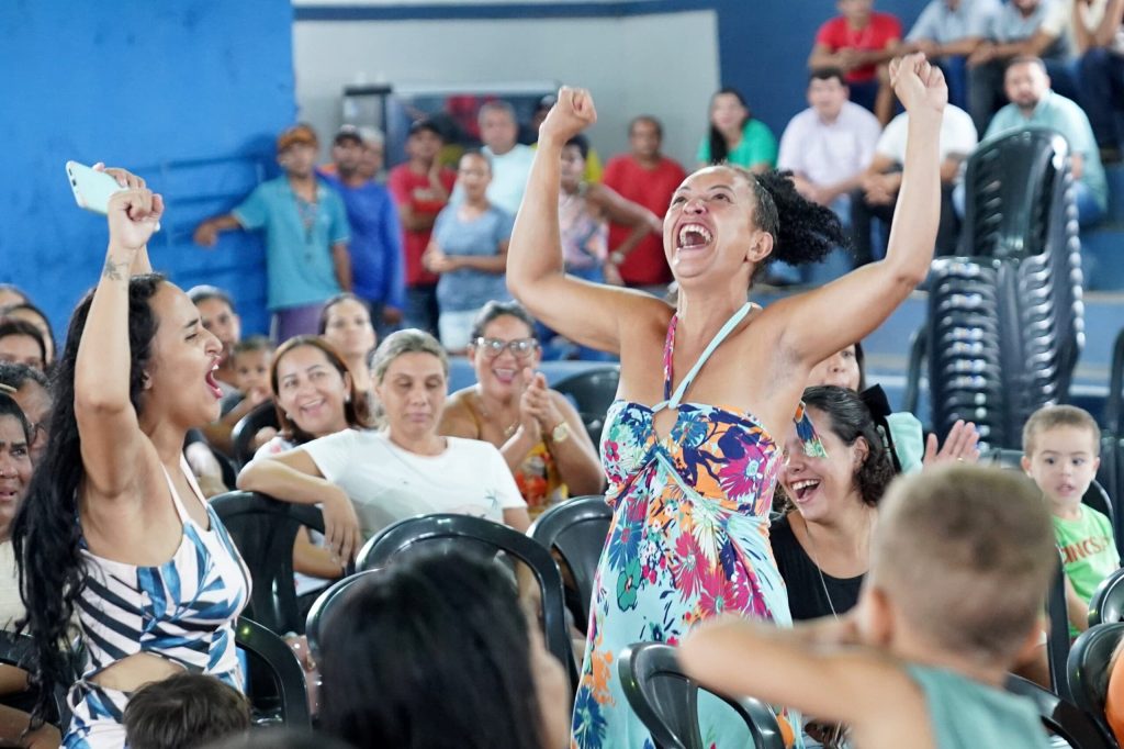 Famílias comemoram sorteio de casas a custo zero