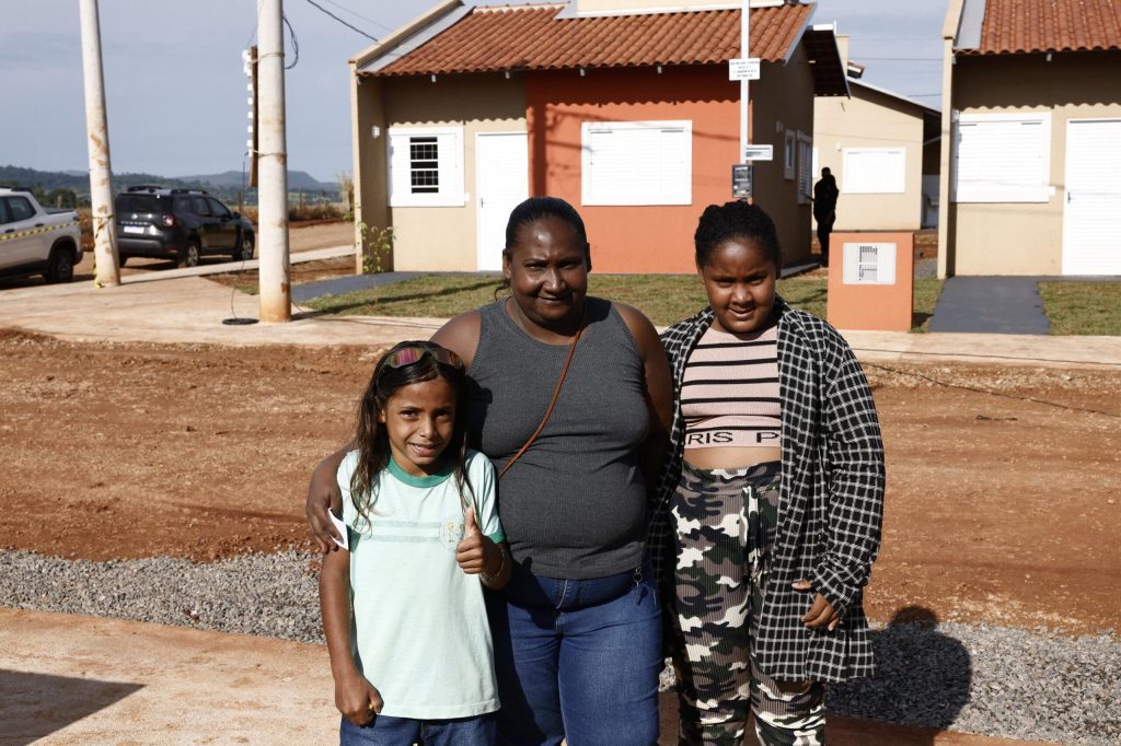 Famílias de Heitoraí e Itaguari recebem casas a custo zero Famílias de Heitoraí e Itaguari recebem casas a custo zero