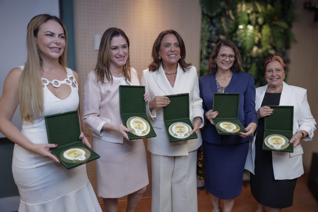 Gracinha Caiado é homenageada por atuação em favor das mulheres no campo
