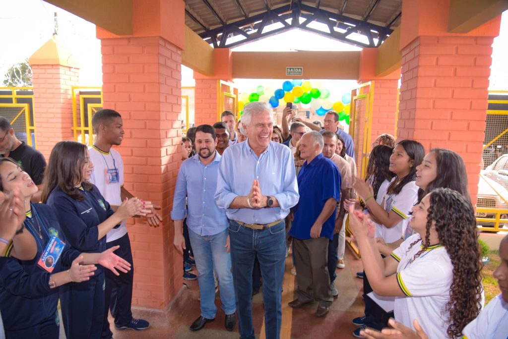 Inaugurado colégio de tempo integral para 454 alunos em Padre Bernardo Inaugurado colégio de tempo integral para 454 alunos em Padre Bernardo