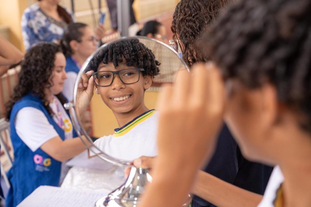 Olhar para Todos entrega óculos a estudantes da rede estadual