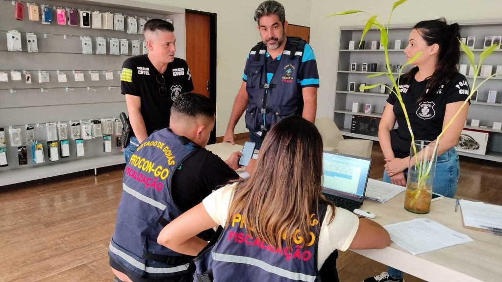 Procon e Decon autuam loja de celulares na capital