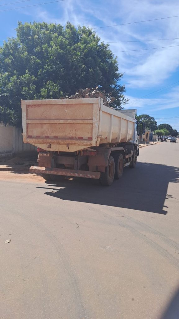 Prefeitura de Alvorada retoma limpeza de entulhos e galhadas na zona urbana Prefeitura de Alvorada retoma limpeza de entulhos e galhadas na zona urbana