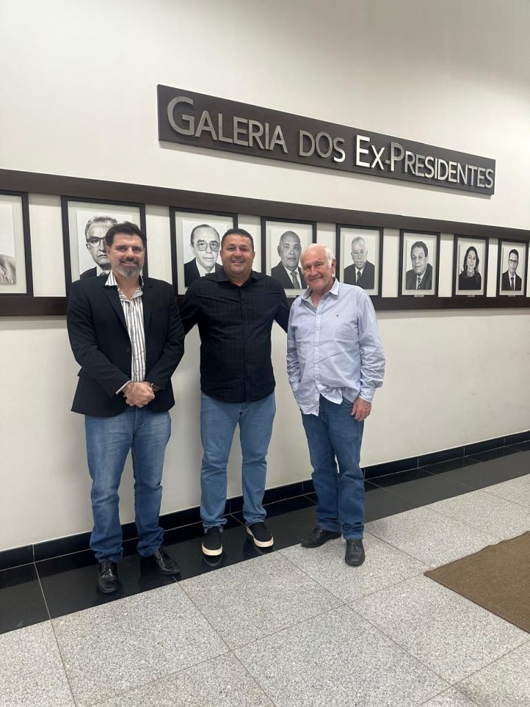 Prefeito de Cariri Elton Moreira realiza visita institucional ao TCE-TO