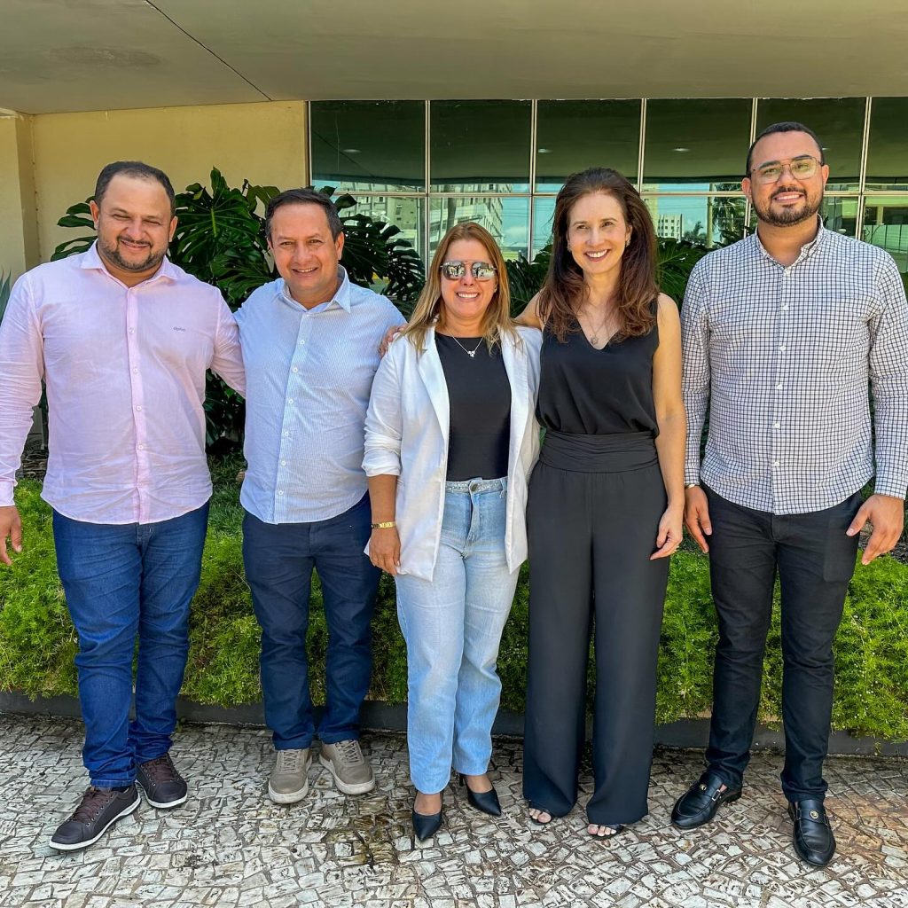 Prefeita de Porangatu e vereadores prestigiam posse de Adib Elias como secretário de Infraestrutura de Goiás