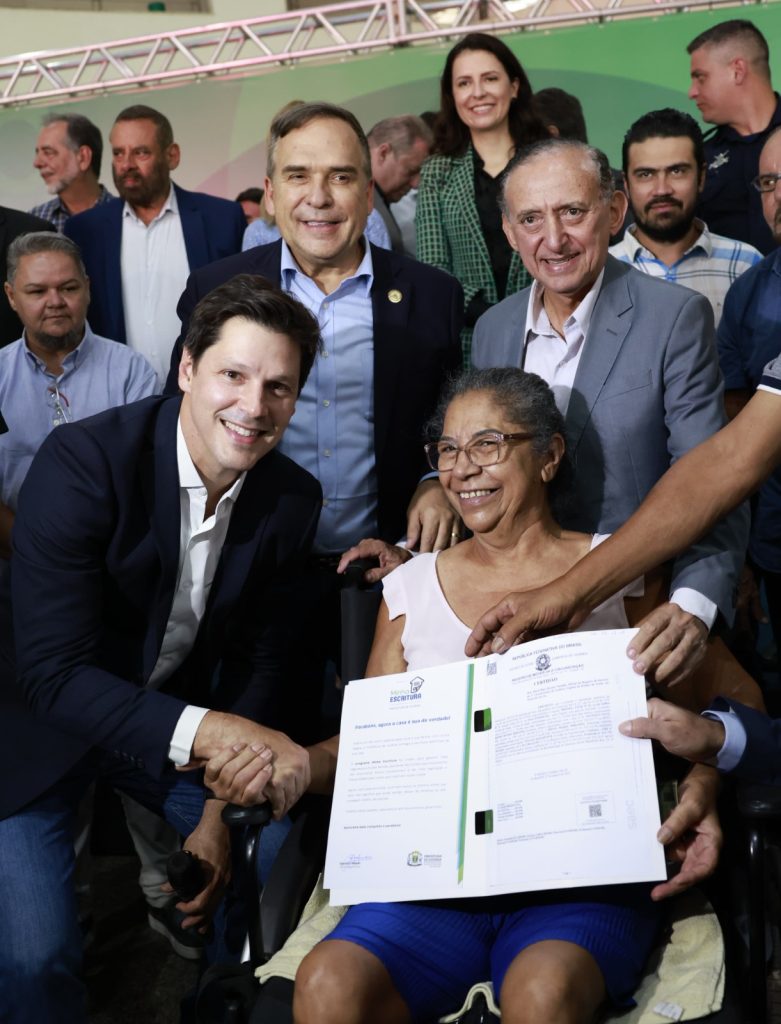 Estado e prefeitura entregam 700 escrituras a famílias de Goiânia