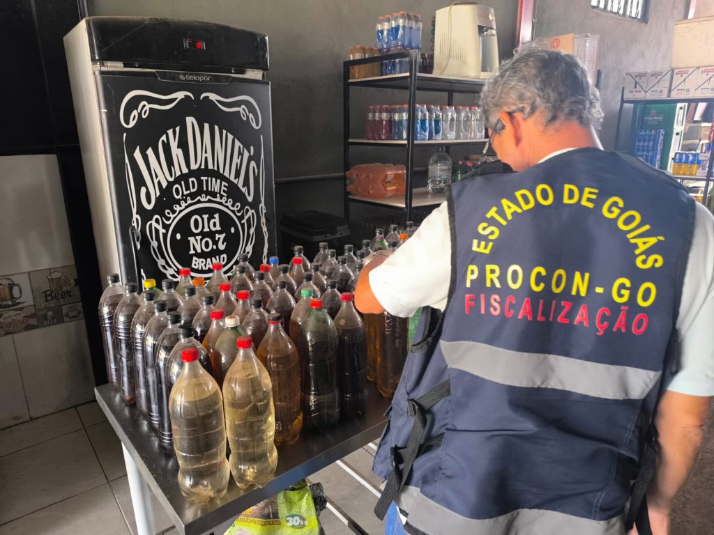 Fiscais do Procon apreendem quase 80 garrafas de cachaça adulterada