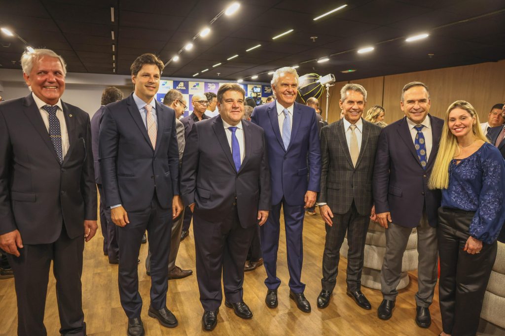 Governador prestigia posse de novo presidente da Adial Governador prestigia posse de novo presidente da Adial