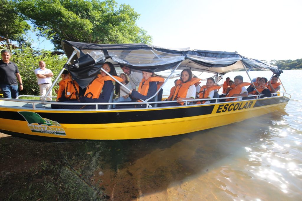 Governo entrega 1ª lancha de transporte escolar para alunos de Britânia