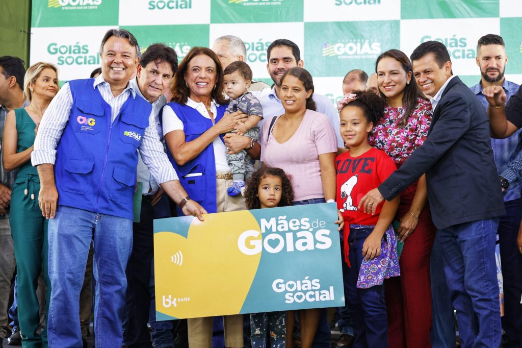 Moradores de Anicuns recebem benefícios e serviços do Goiás Social