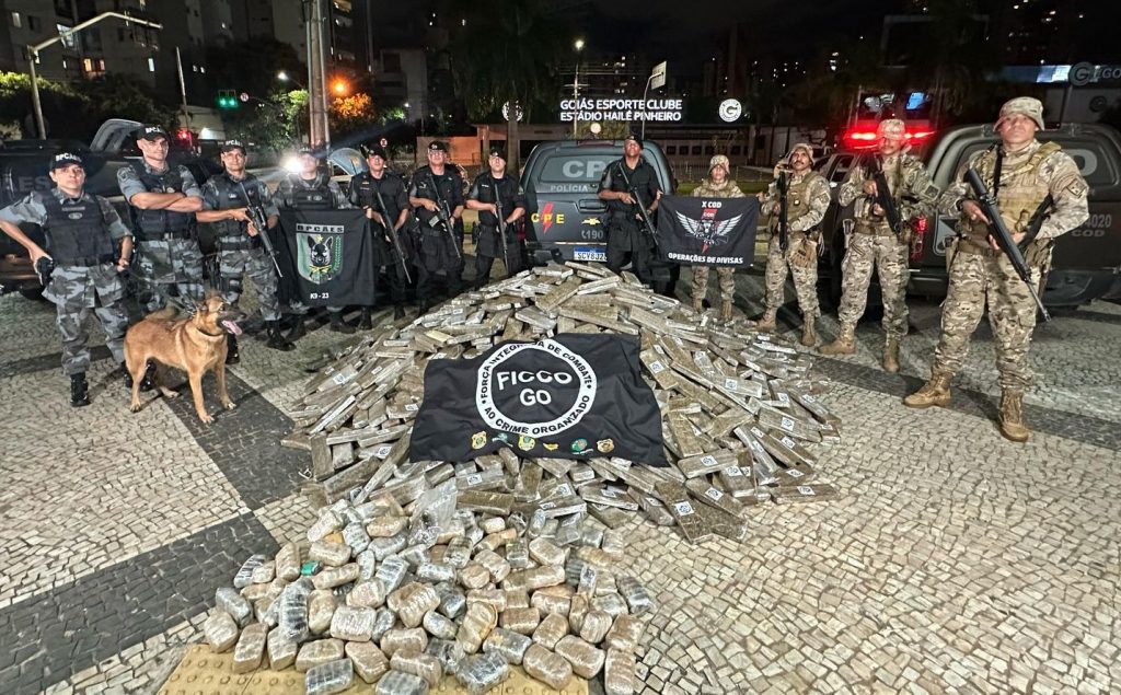 Operação apreende 1.700 kg de maconha, haxixe e armas Operação apreende 1.700 kg de maconha, haxixe e armas