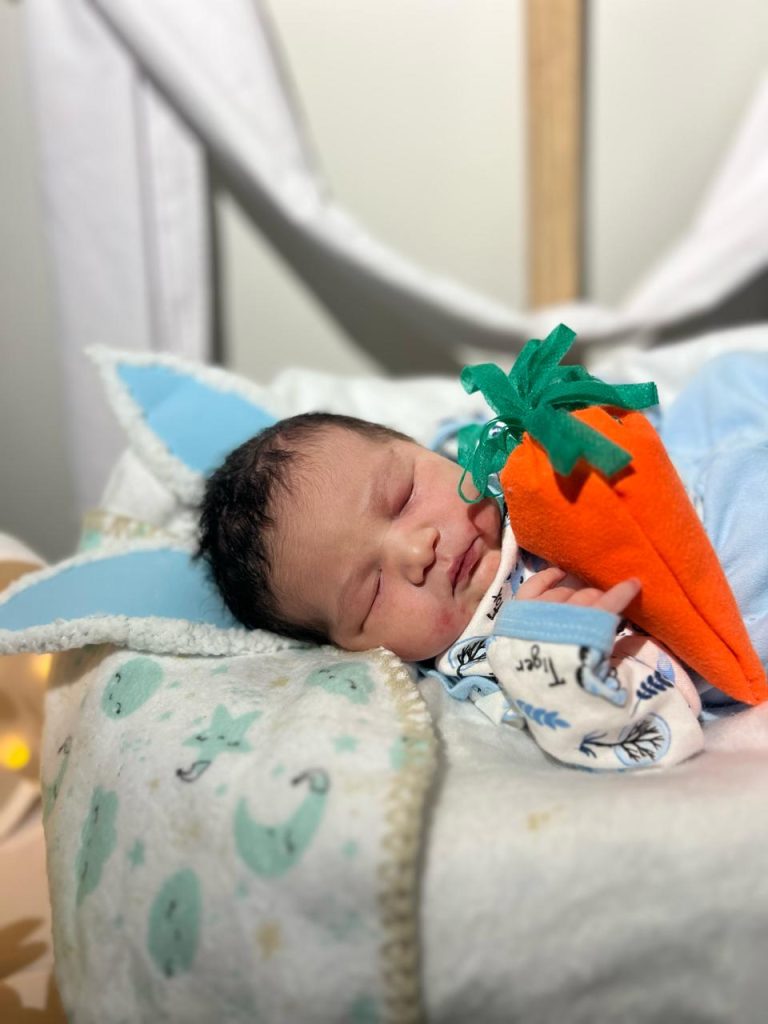 Recém-nascidos posam para ensaio fotográfico de Páscoa no Hospital de Luziânia