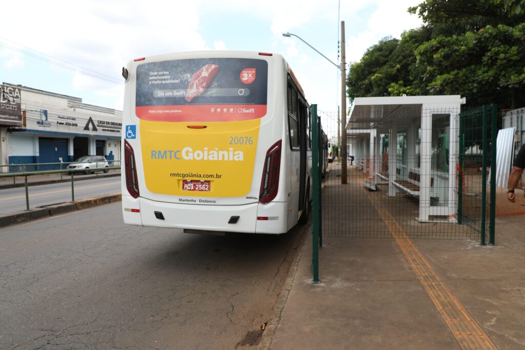 Terminais Padre Pelágio e Praça A começam a ser reformados Estrutura provisório de ponto de ônibus