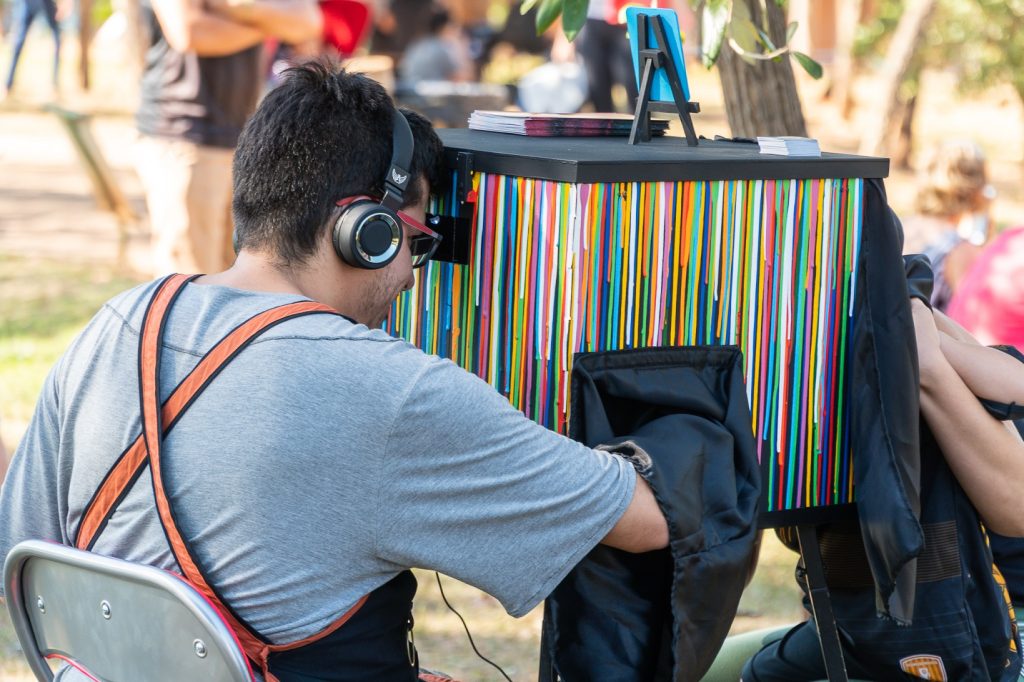 Varanda Teatro leva arte goiana à Europa com o “Teatro Lambe-Lambe Mundo Afora”