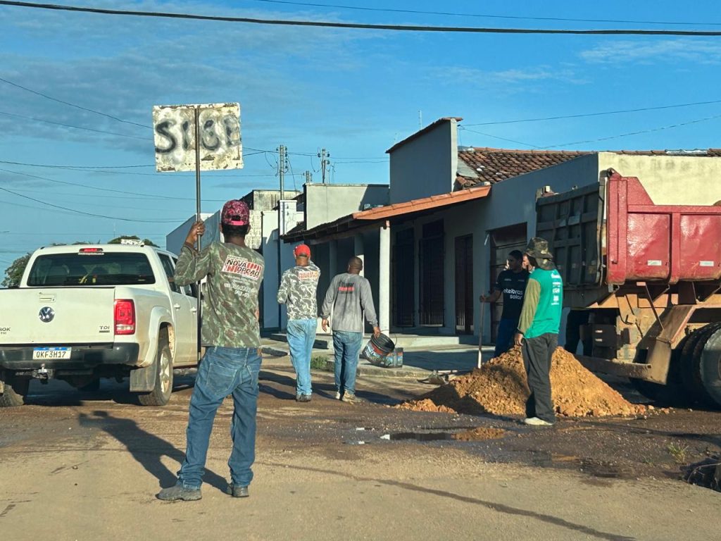 Em Peixe, moradores tentam tapar buracos no improviso e acabam processados Em Peixe, moradores tentam tapar buracos no improviso e acabam processados