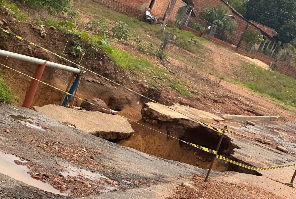 Moradores reclamam de buracos e erosão em ruas de São Valério-TO; prefeito garante continuidade da operação tapa-buracos