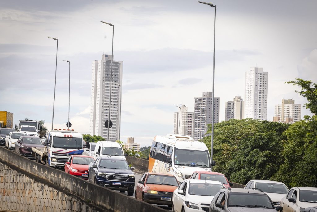 IPVA 2025: parcela de abril vence na próxima terça-feira - veículos enfileirados em rampa de viaduto da capital