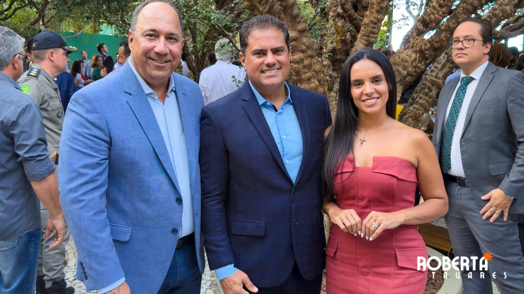 Prefeito de Nova Crixás toma posse como conselheiro de ética da AGM em cerimônia no Palácio das Esmeraldas Prefeito de Nova Crixás toma posse como conselheiro de ética da AGM em cerimônia no Palácio das Esmeraldas