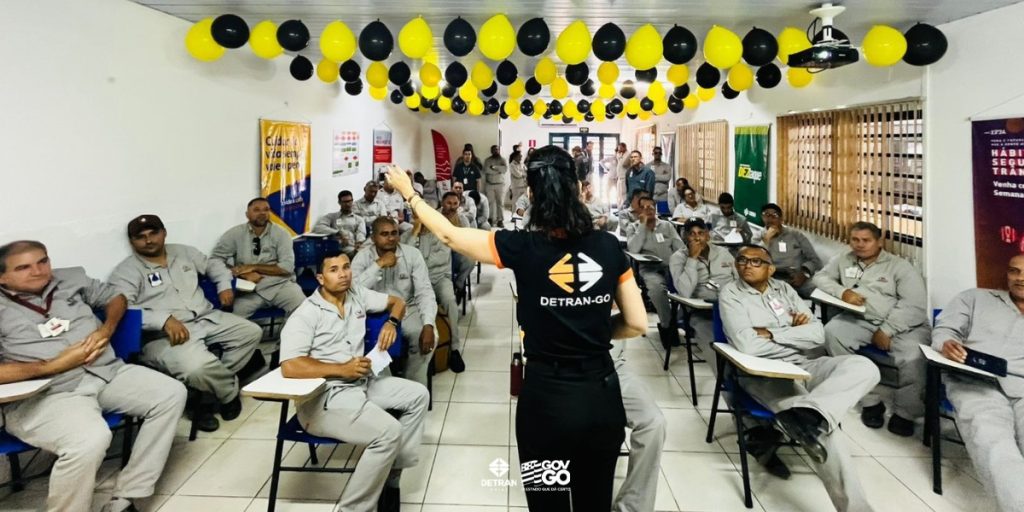 Detran reforça campanha Maio Amarelo em empresas e escolas