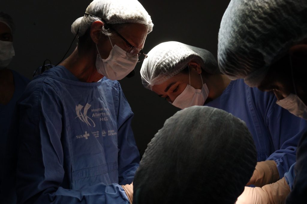 Jovem de 13 anos passa por cirurgia craniofacial inédita em Goiás