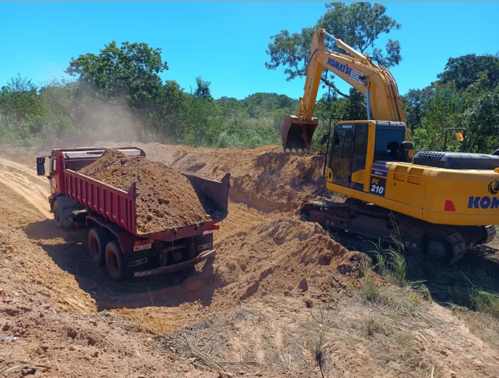 Prefeitura de São Salvador do Tocantins intensifica recuperação de estradas vicinais e melhorias no aterro sanitário