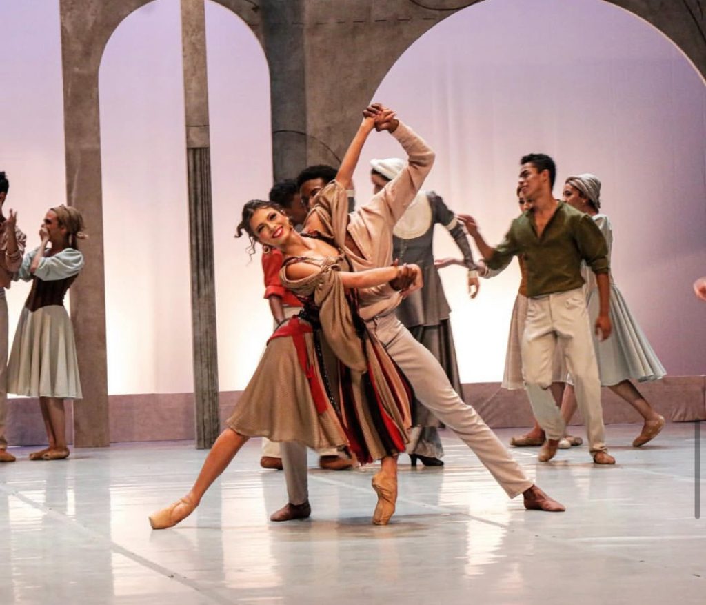 Teatro Escola Basileu França encena clássico “Romeu e Julieta”