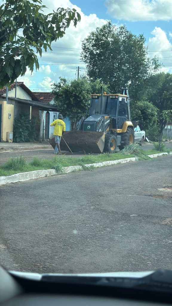 Prefeitura de São Miguel do Araguaia utiliza terra para tapar buracos nas ruas; moradores ficam revoltados