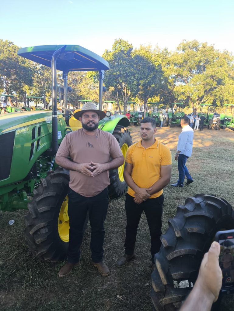 Prefeito André Borba reverte falha da gestão anterior e assegura trator da Codevasf para São Salvador do Tocantins