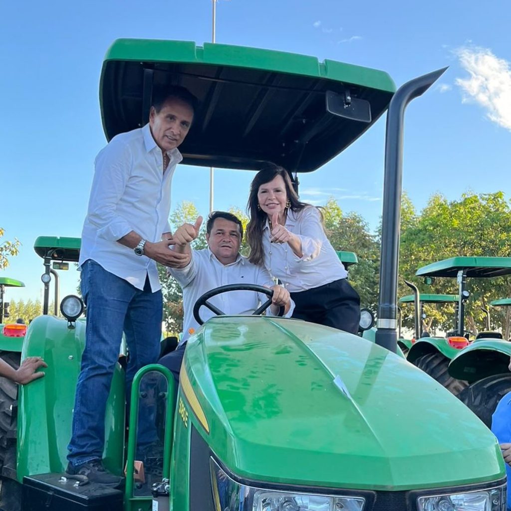 Prefeito Divino Morais recebe trator agrícola em Palmas com apoio de bancada federal