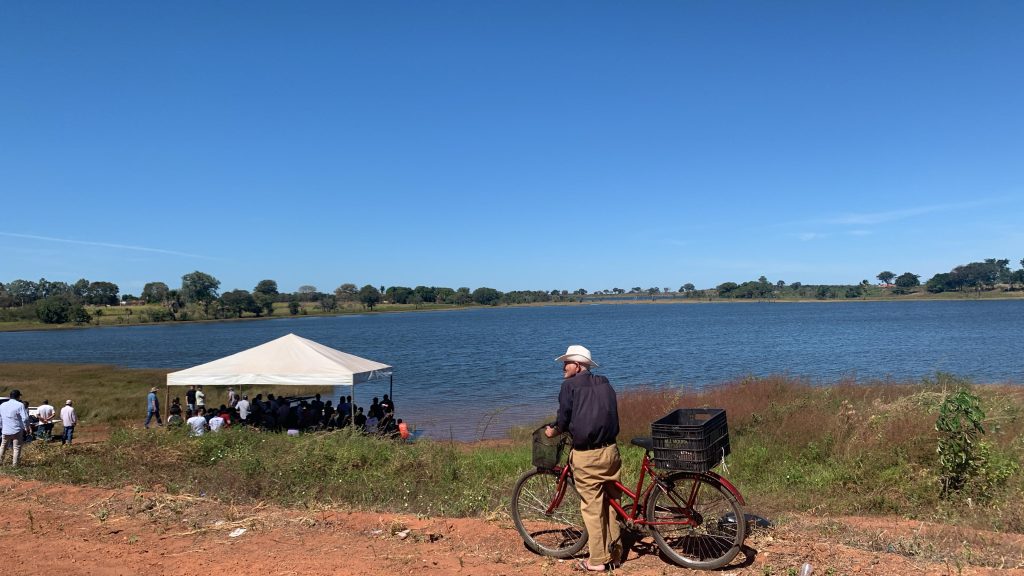 Corpo da segunda vítima de acidente é encontrado por volta do meio-dia por voluntários e bombeiros na Lagoa da Ema em Alvorada