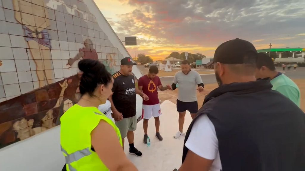 Fé e Tradição: Prefeito de Cariri percorre 24 quilômetros a pé até o Santuário do Senhor do Bonfim