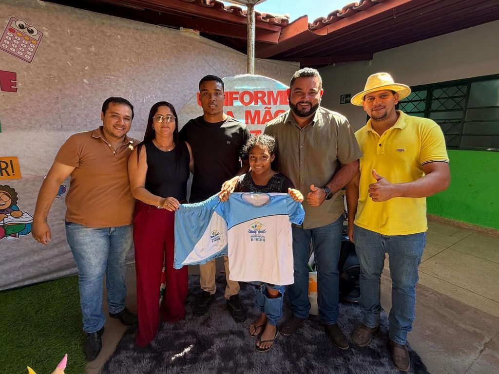 Prefeito André Borba entrega uniformes escolares a alunos da rede municipal de São Salvador do Tocantins