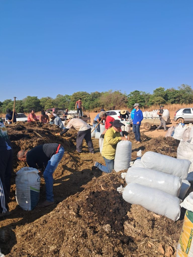 Prefeitura de Mutunópolis inicia distribuição de silagem para pequenos produtores rurais Prefeitura de Mutunópolis inicia distribuição de silagem para pequenos produtores rurais