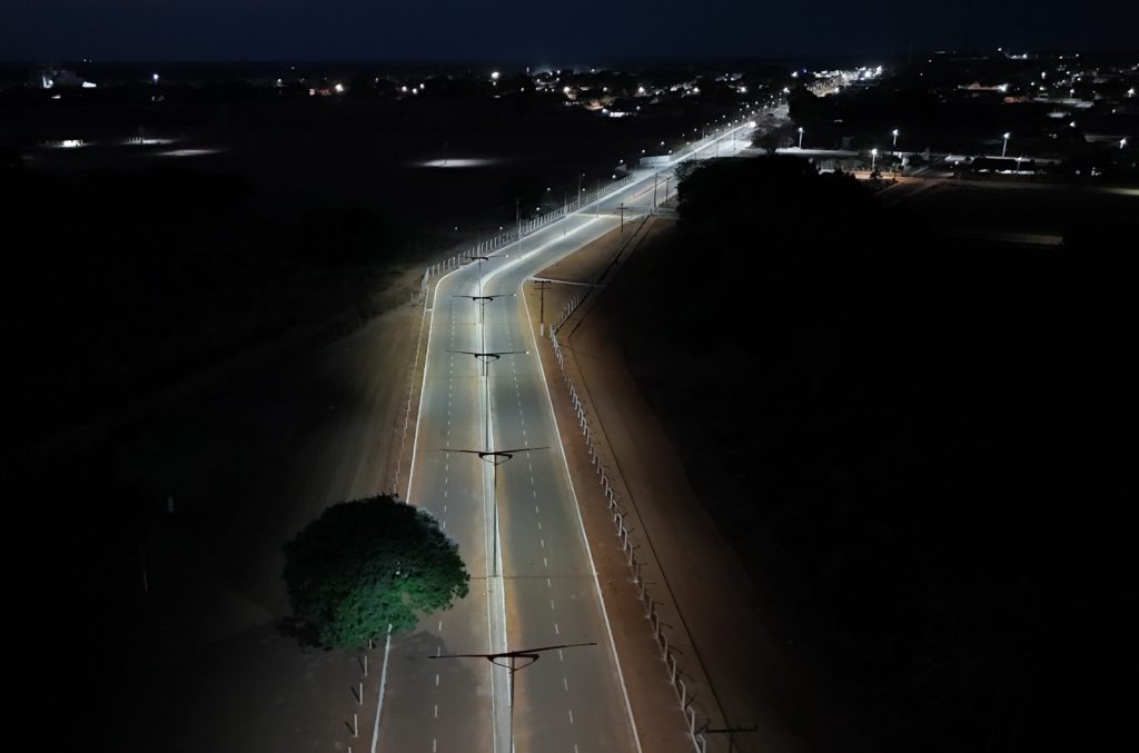 Com recursos próprios, Prefeitura de Cariri investe mais de R$ 260 mil e entrega nova rede de iluminação na Avenida Bernardo Sayão