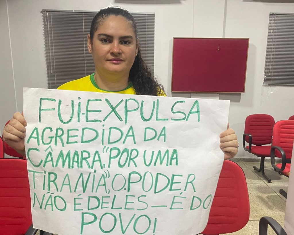 Câmara de Trombas vira palco de confusão; “Chinelão” usa a polícia para calar moradora