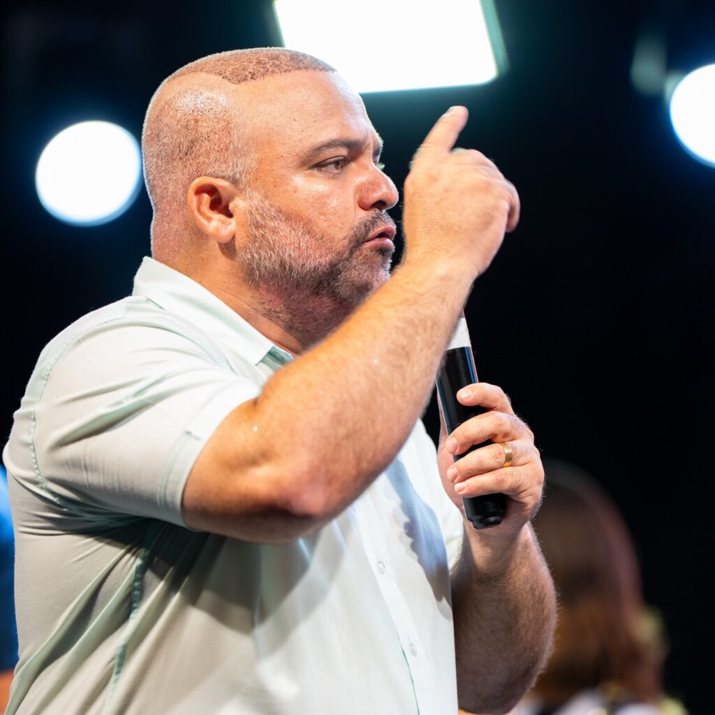 De visual novo, prefeito Halison do Leilão entrega Vila Natalina em Formoso (GO)