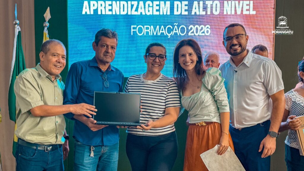 Presidente da Câmara e vereadores prestigiam entrega de mais de 250 Notebooks para Professores da Rede Municipal