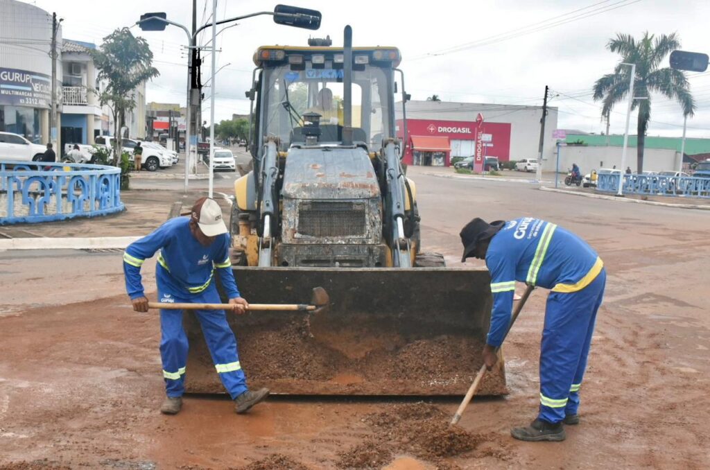 Prefeitura de Gurupi intensifica limpeza e desobstrução de vias após fortes chuvas nesta segunda-feira, 02