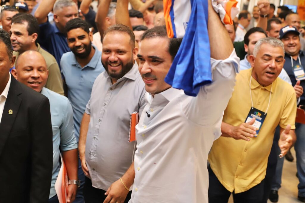 Vicentinho Júnior participa de encontro estadual e é recebido por lideranças em Palmas