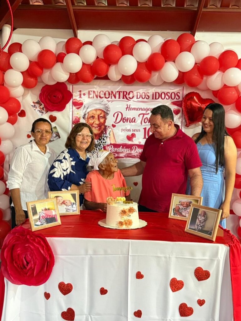 Idosos celebram 100 anos de dona Tamazia em encontro especial no CRAS em Montividiu do Norte-GO